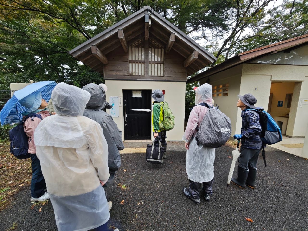 小雨の中、桜ヶ丘公園に集まった参加者