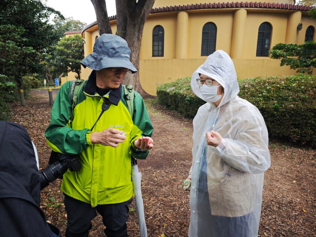 旧多摩聖蹟記念館の前で解説する講師
