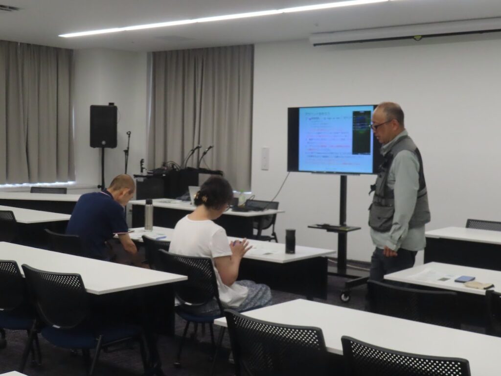 多摩市生きもの調査隊体験入隊でのiNaturalistの説明