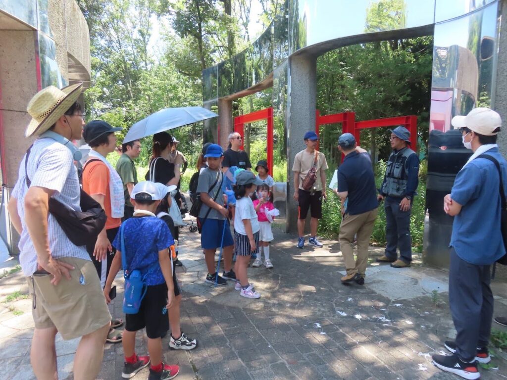 生きもの発見競争で多摩中央公園に出かける参加者