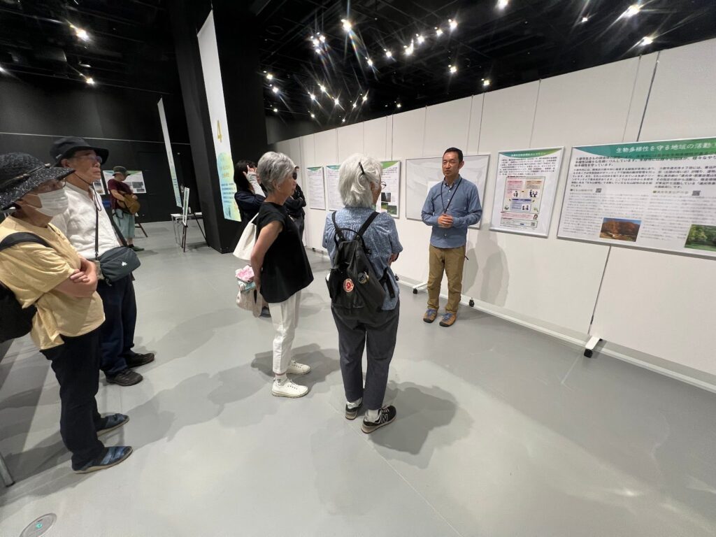 展示解説の様子