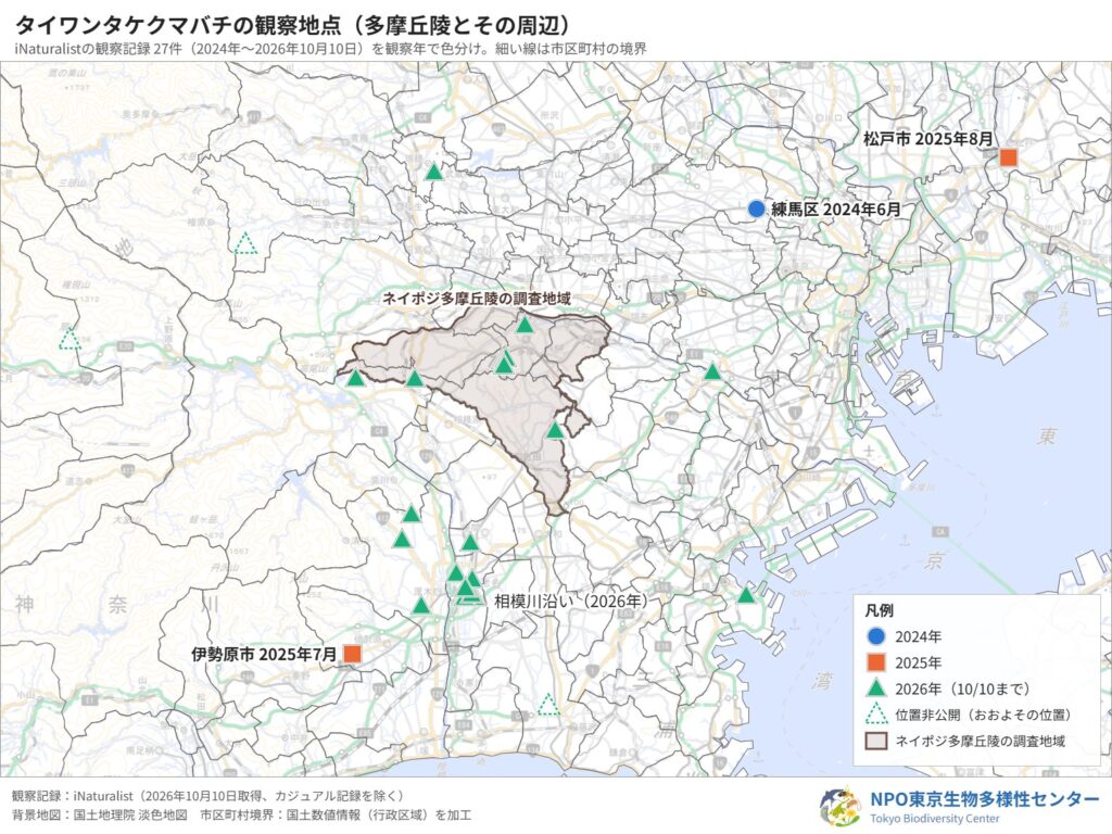 タイワンタケクマバチの観察地点(多摩丘陵とその周辺)。iNaturalistの記録を観察年で色分けし、市区町村の境界とネイポジ多摩丘陵の調査地域を重ねた地図